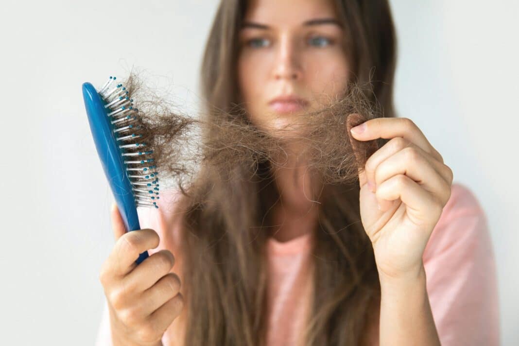 Μαλλιά: Τι να προσέχετε στο ντους για να αποφύγετε την τριχόπτωση